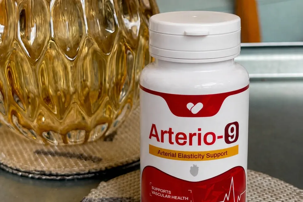 Arterio-9 – kapsułki dla serca i naczyń, słoiczek na stole